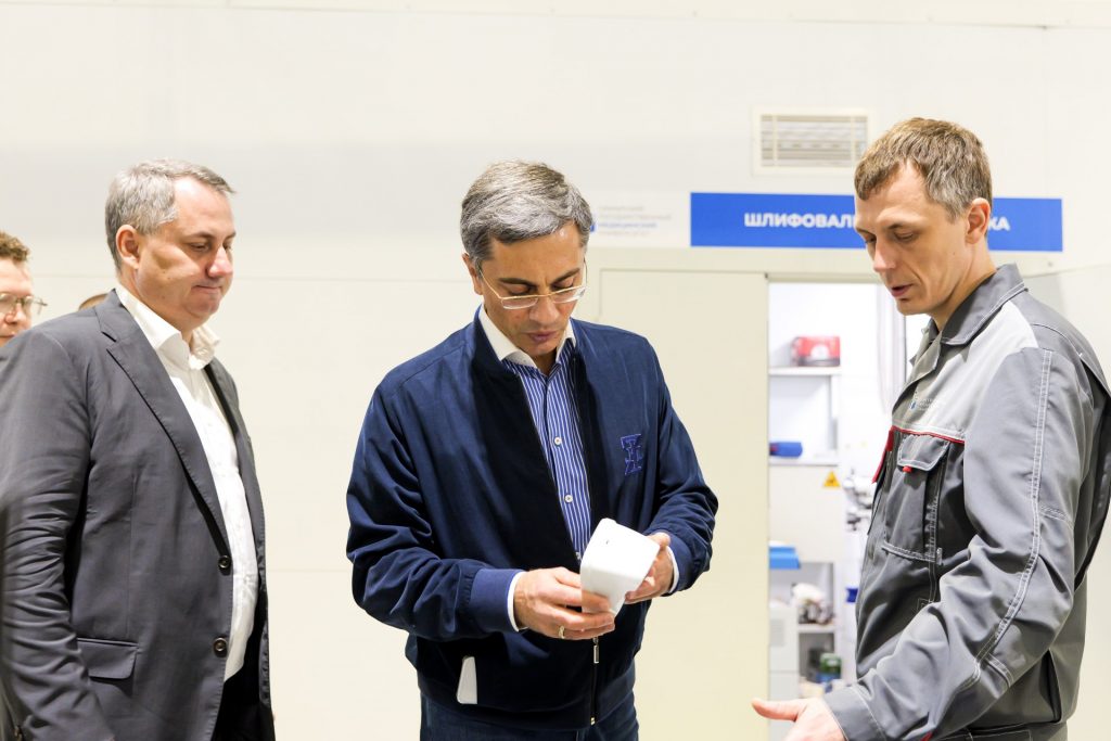 С производственными площадками ИИР СамГМУ ознакомился председатель комитета Госдумы по промышленности и торговле