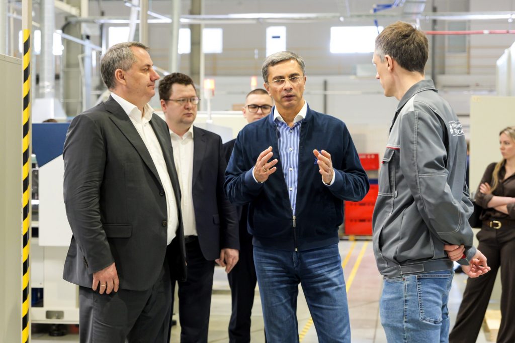 С производственными площадками ИИР СамГМУ ознакомился председатель комитета Госдумы по промышленности и торговле