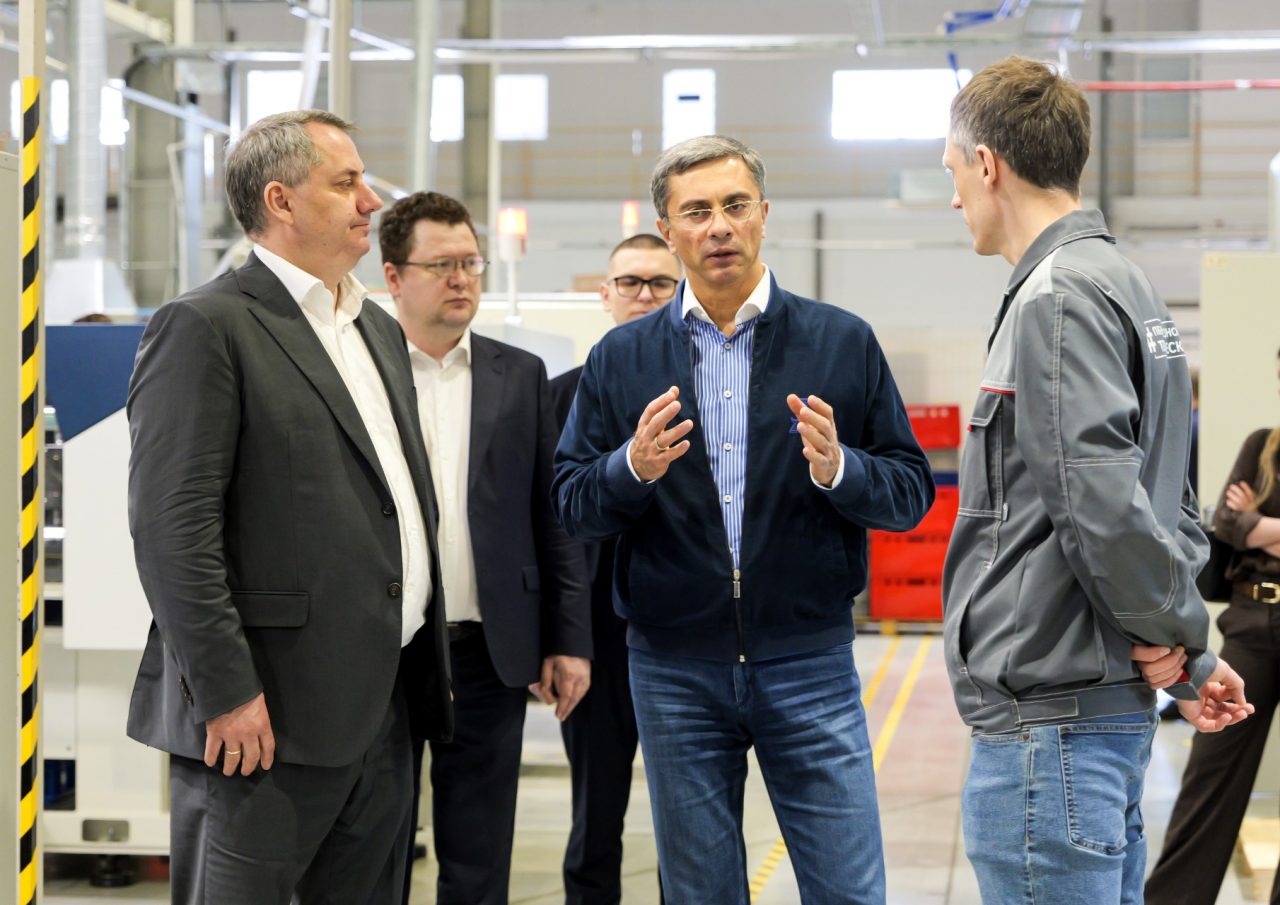 С производственными площадками ИИР СамГМУ ознакомился председатель комитета Госдумы по промышленности и торговле