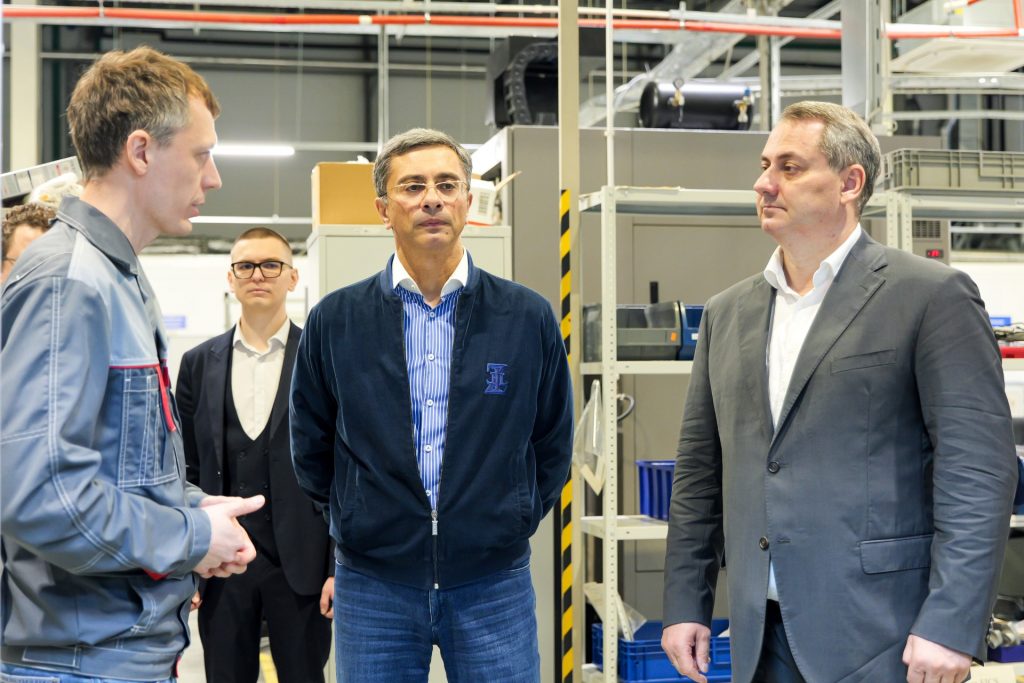 С производственными площадками ИИР СамГМУ ознакомился председатель комитета Госдумы по промышленности и торговле