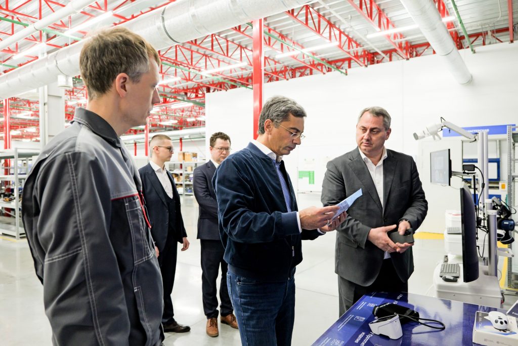 С производственными площадками ИИР СамГМУ ознакомился председатель комитета Госдумы по промышленности и торговле