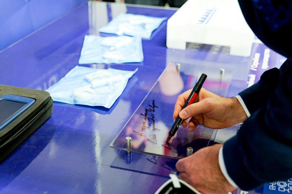 С производственными площадками ИИР СамГМУ ознакомился председатель комитета Госдумы по промышленности и торговле